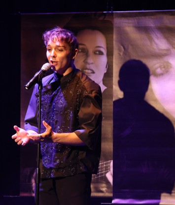 Laurika Rauch is vir Afrikaans wat Piaf was vir Frans: uniek, aangrypend, onmiskenbaar anders. Liedjies van Laurika is ’n ondersoek na die skeppers en skrywers agter haar unieke musikale styl. Daniel Anderson en Paul Ferraira is te sien in dié vertoning.