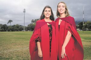 Susters kry elk hul PhD saam