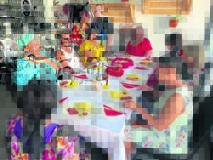 Bejaardes sit saam aan tafel