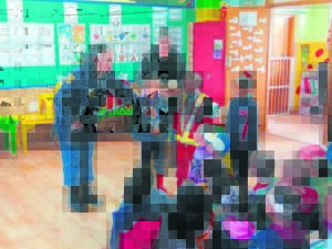 Polisie, GPF wys peuters hoe