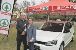 Spar Bonnievale oorhandig motor aan ‘sy’ wenners