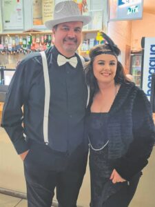 Sakekamer vier fees met Safari-ete en Gatsby-tema