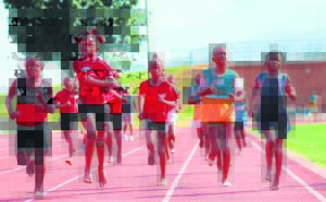 atlete wys hul slag in atletiekbyeenkoms