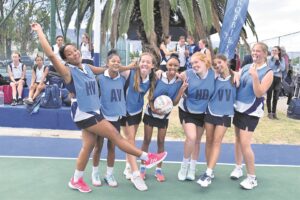 Buurdorpe se skole speel netbal teen mekaar