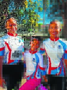 Jong fietsryers wys hul slag