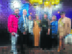 Dominoklub se karaoke-aand ’n sukses