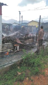 Twee gesinne dakloos, weerloos ná brand