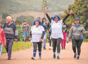 Inwoners stap in die reën