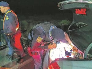 Twee in hegtenis geneem by padblokkade op R27