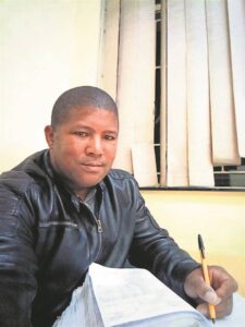 Skrywer leef homself uit in eerste boek