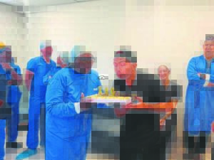 Chirurg vier 100ste teatergeval