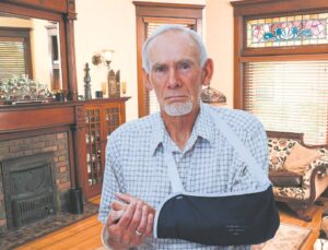 Bejaarde val uit boom; breek arm