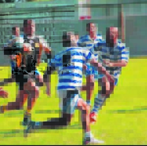 Adriaan maak sy buiging in rugbywedstryd