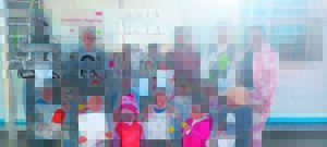 kleuters kry vinger op die pols