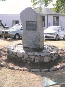 Afriforum maak monumente in Malmebury skoon