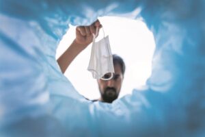 Mense bly oor maskers wat waai, maar ‘bly versigtig’