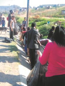 Kinders maak omgewing skoon vir Mandeladag