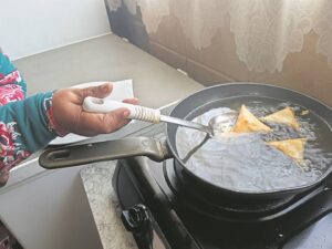 Muneerah kikker ander al vir dekades met haar kookkuns op