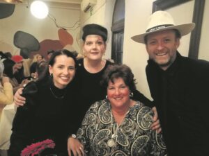 Vrouemaand in Herehuis gevier