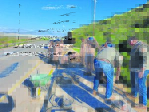 Jakes Gerwel-leerders help Bonnievale mooi maak