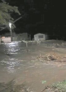 Riverlands: Huise oorstroom nadat damwal breek