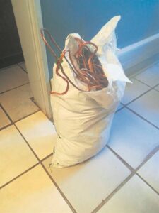 Koper van gesteelde kabels met sak koperkabels betrap
