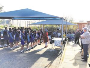 Skool reik uit na bejaardes