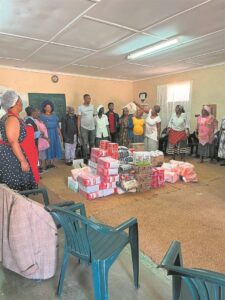 Man raised by single mom hands food hampers out to others