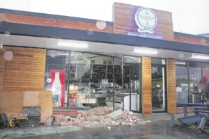 Bakkie ry deur viswinkel