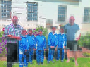 LEERDERS PRONK SOOS POUE IN BLOU