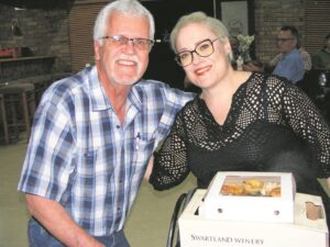 Omroeper besoek Agri Malmesbury-vergadering