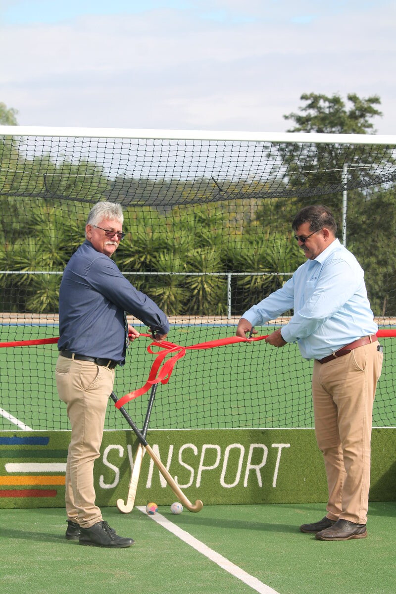 Skoolhoofde van die Hoër- en Laerskool Dirkie Uys open amptelik die nuwe hokkie astrobaan.