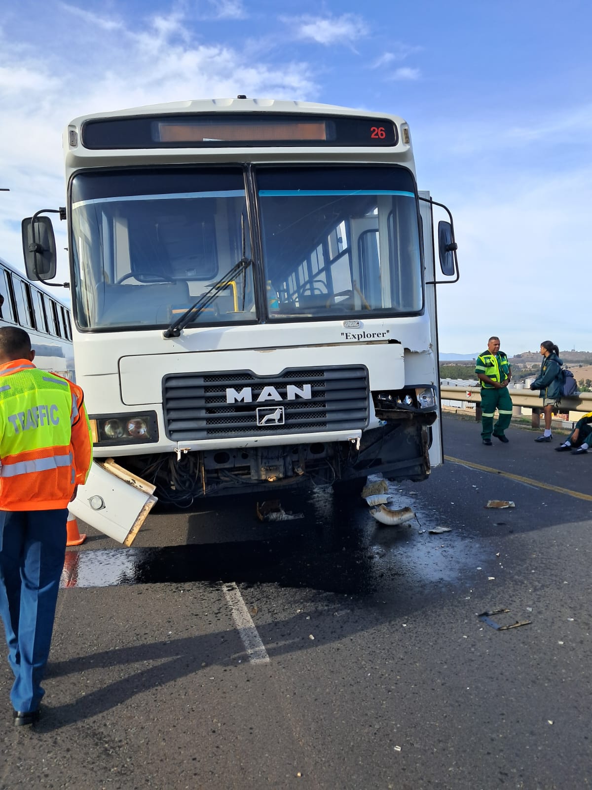 ‘Geen beserings’ ná JoJo-tenk bus met skoolkinders tref
