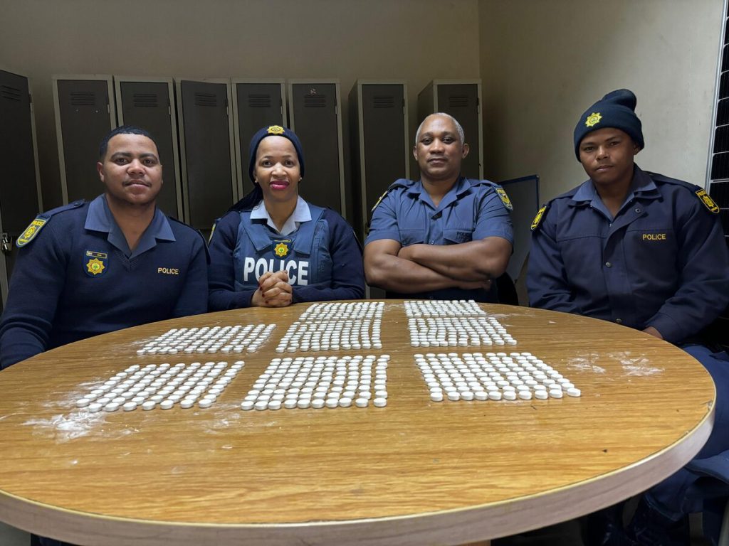Die plaaslike gemeenskap van Riebeek-Wes het hul dank teenoor vier polisiebeamptes van die plaaslike polisiekantoor uitgespreek nadat dié lede op altesaam 779 mandrax-tablette beslag gelê het. Die onwettige dwelmmiddel is omstreeks 12:00 verlede Saterdag (28 Junie) in die besit van 'n 37-jarige vroulike verdagte in die omgewing van Riebeek-Wes gevind, het kapt. Tania Helfricht, 'n polisiewoordvoerder vir die Weskus-distrik, bevestig. Van links sit polisiebeamptes van Riebeek-Wes-polisie – konst. Dillon Asja, konst. Nombini Maganyana, sers. Bazil Fransman en konst. Wendall Fredericks – nadat hulle die verdagte in die besit van mandrax tablette in hegtenis geneem het.