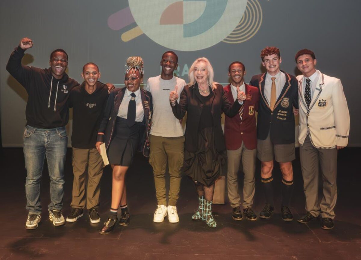 Bronwyn Damon van Malmesbury vier die groot oomblik saam met medewenners en beoordelaars, onder wie die bekroonde Sandra Prinsloo.