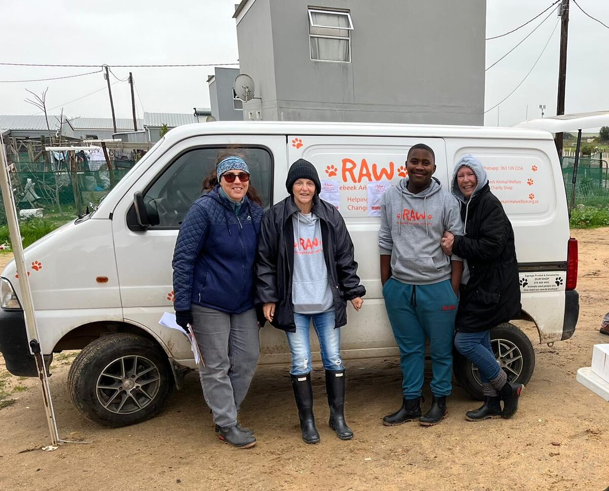 Van links staan die span van RAW met Gill Barrett, Judi Frewen, Nicano Mood en Clare Eksteen wat die inentingsveldtog teen hondesiekte in Esterhof en Blikkiesdorp van stapel gestuur het.