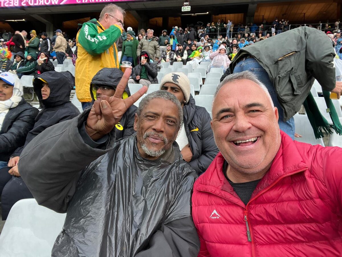 Luigi en Johan Kotze op die paviljoen kort voor die wedstryd tussen die Springbokke en die Barbarians by die DHL-stadion in Groenpunt afgeskop het.