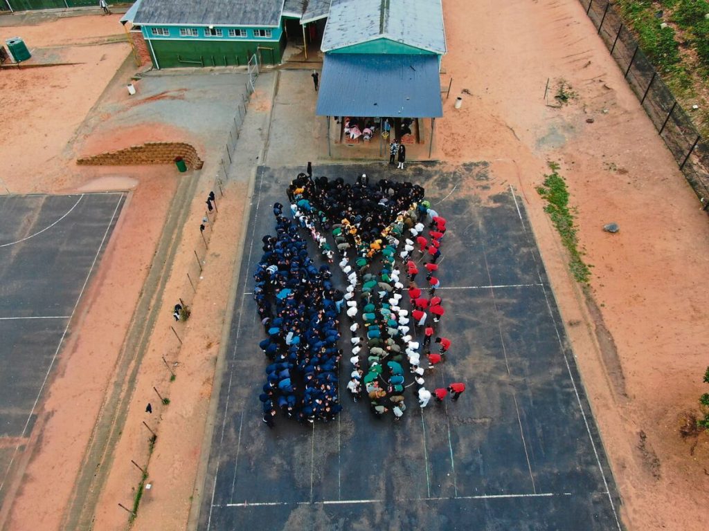 Die leerders van St. Michaels Primêr in Abbotsdale het die afgelope Vrydag ( 27 Junie) jeugmaand op 'n hoë noot afgesluit deur die nasionale vlag uit te beeld.