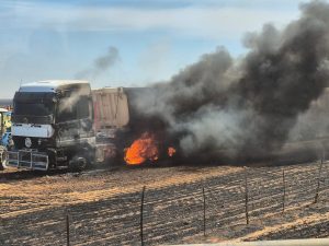 Vlammehel op plase in Swartland, vragmotors bly in die slag