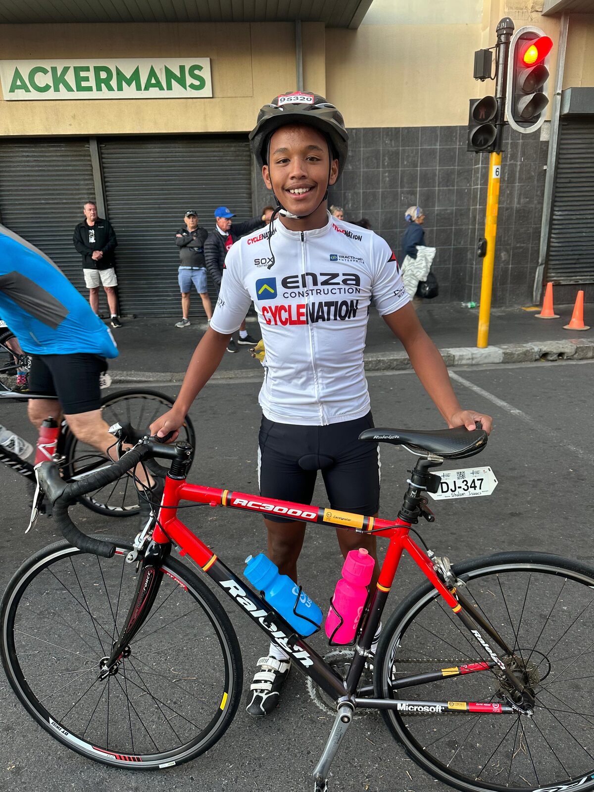 Shalom terug in die saal