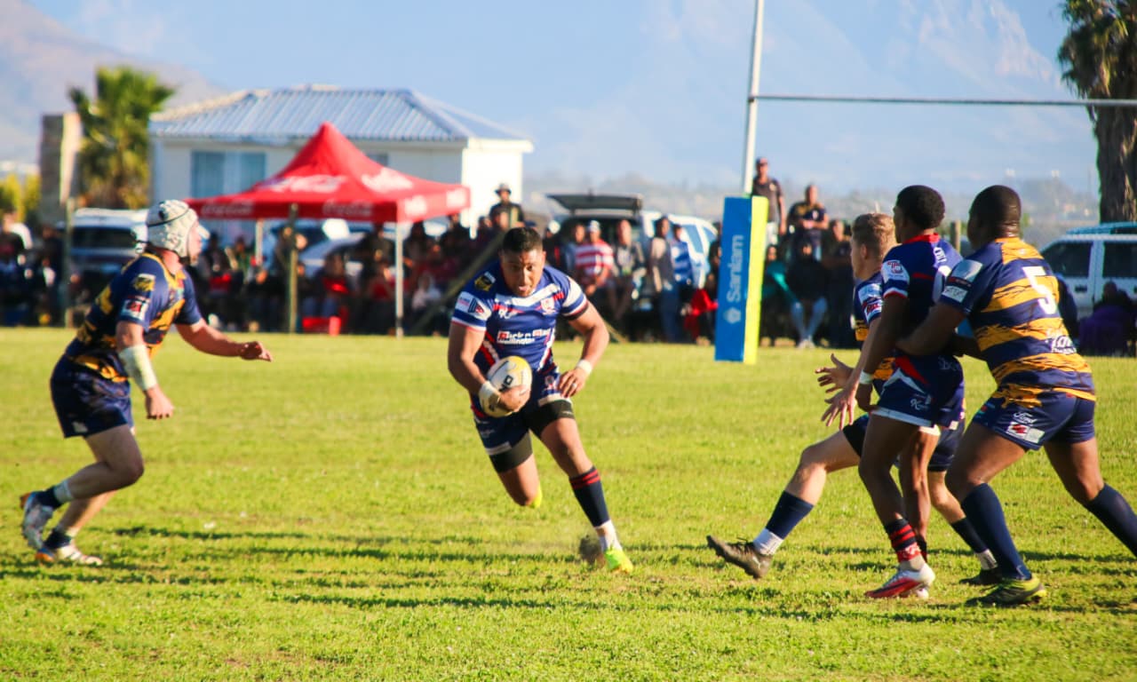 Losskakel Taigh van Schoor van Roses United sny deur Bloemfontein Polisie verdediging.