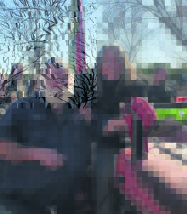 ‘Lady’ ry ver paaie: Vrou samel genoeg geld in om vir dogter se oorsese reis