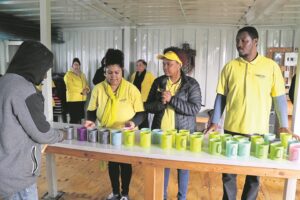 Eiendomsagente help sopkombuis wat minderbevoorregtes voed