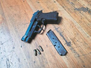 Polisie keer gewapende 18-jarige man aan