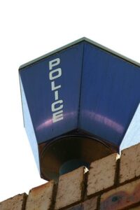 Vrou vas oor daggakwekery in Brackenfell