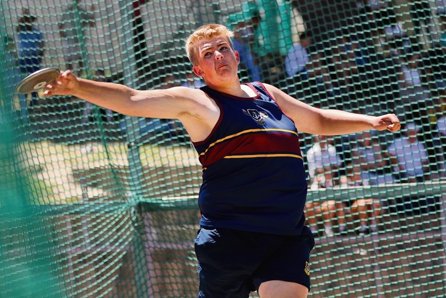 Riaan Kuyk tydens die diskus vir seuns o.15, wat h