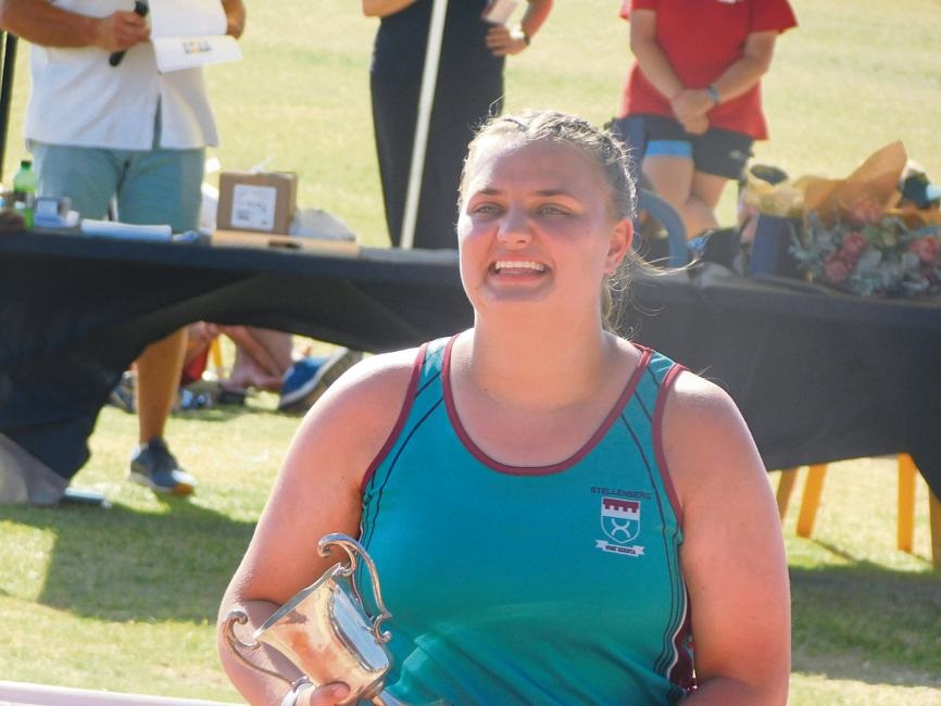 Dané Pienaar, atletiekkaptein, stap met een van di