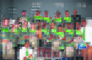 Onnies skenk kospakkies vir jong rugbyspelers