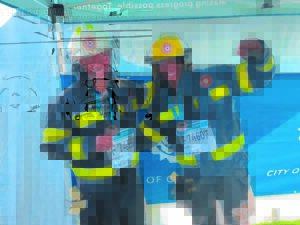 Brandweermanne draf Two Oceans-halfmarathon in uniform