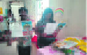 Seun leer maatjies lees en skryf